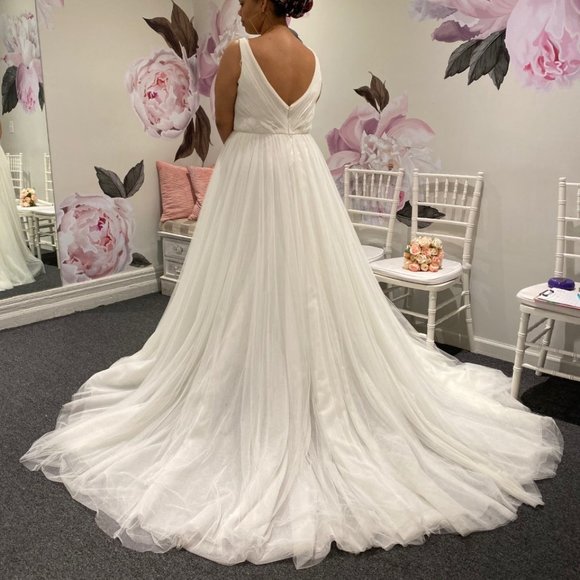 PLUS SIZE PRONOVIAS WEDDING GOWN! - Picture 4 of 6